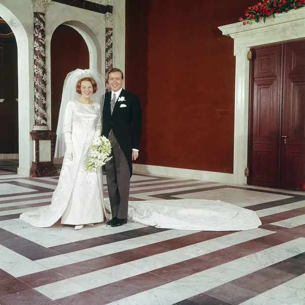 Foto van prinses Beatrix en prins Claus op 10 maart 1966, hun huwelijksdag.