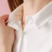 Vrouw met een foundation vlek in haar blouse