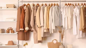 Wát is het geheim achter de jaloersmakend perfecte kasten van stylisten? Het is een verrassend eenvoudige methode die draait om slimme keuzes – en jij kunt hem nu ook toepassen op je eigen kledingkast!