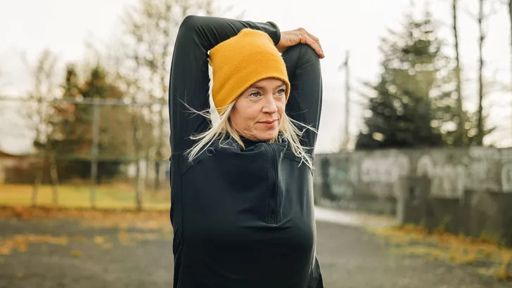 vrouw fitness stretching 