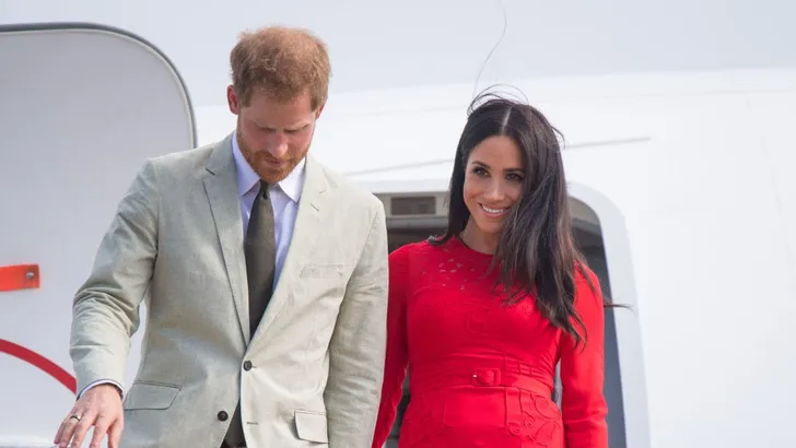 Oei: hertogin Meghan vergeet label uit jurk te halen