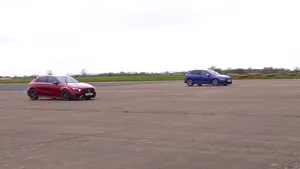 Super-hatch gevecht: Golf R vs A45S AMG