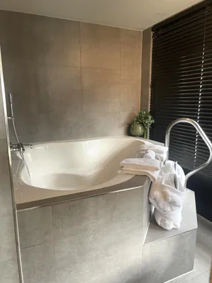 Het bubbelbad in de luxe welness suite