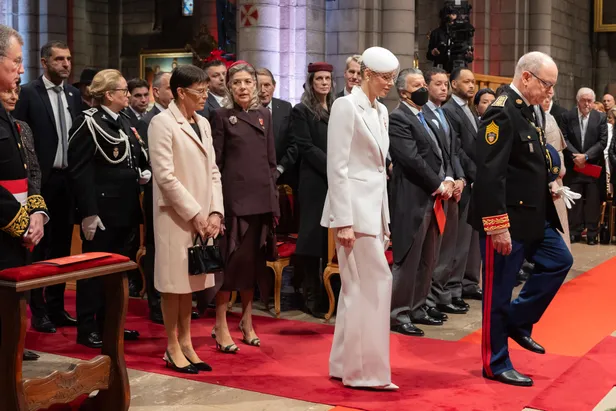 Prinses Caroline straalt in een auberginekleurige manteljurk (Beeld: NL Beeld)