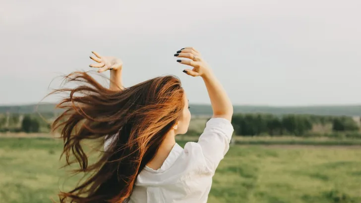 Vrouw met prachtig haar in de wind.