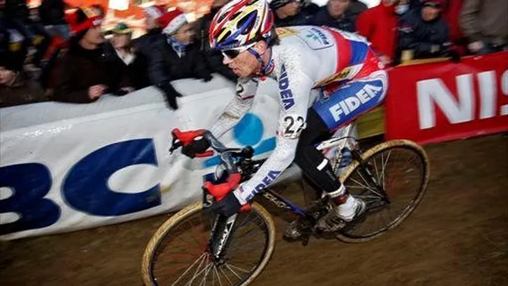 Stybar wint in de modder van Roubaix