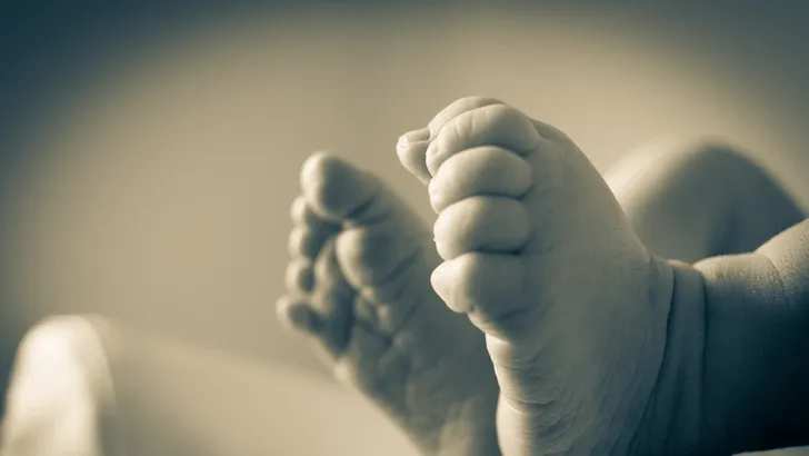 Man snijdt in buik van zwangere vrouw om geslacht baby te ontdekken
