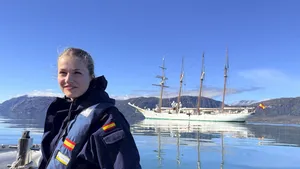 Prinses Leonor van Spanje aan boord van een rubberboot met op de achtergrond de Juan Sebastián de Elcano.