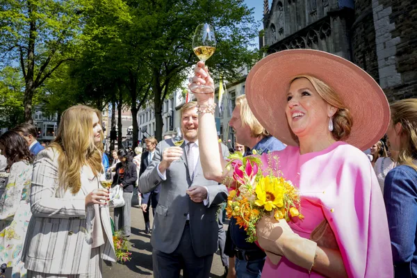 Koningin Máxima droeg in 2022 een flinke chapeau van Fabienne Delvigne bij Koningsdag.