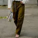 Vrouw met stijlvolle broek aan.