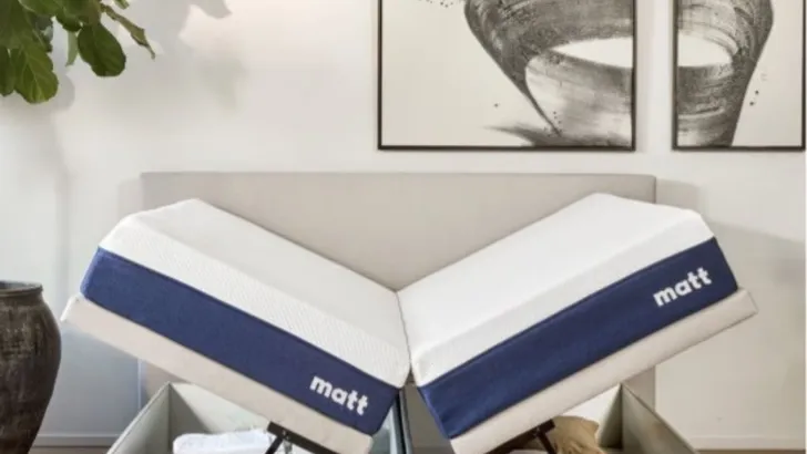 Een Matt Opbergbed uit de doos in een woonkamer
