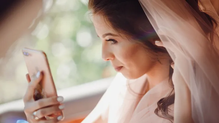 Bride makes a selfie sitting in the car