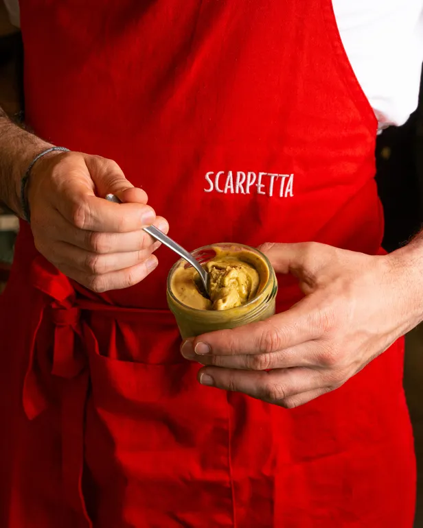 De ambachtelijke pistache gelato van Massimo, geserveerd in de herkenbare glazen potjes van Scarpetta.