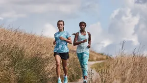 Win Mizuno Wave Sky 4 hardloopschoenen