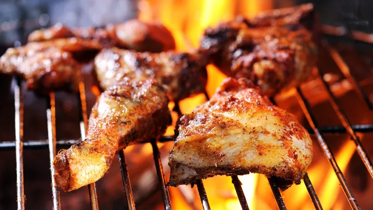 Vrouw biedt seks aan in ruil voor gegrilde kip