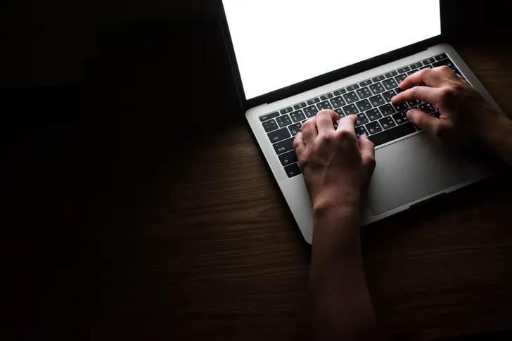 Ter illustratie: persoon gebruikt laptop