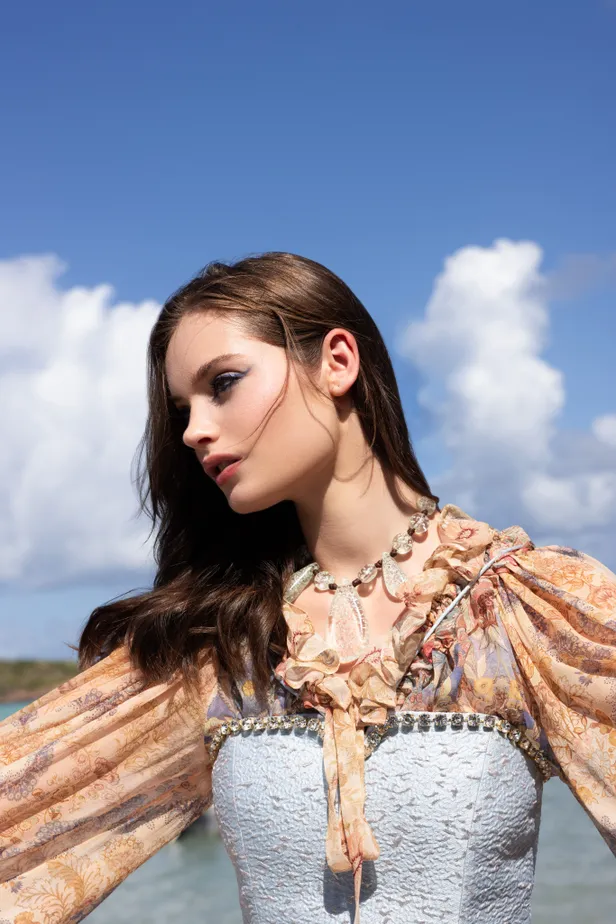 Blouse: Zimmermann | Jurk: Celestina Agostino | Ketting: Les Bijoux de la Mer