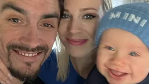 Wielrenner Julian Alaphilippe en Marion Rousse lachen samen met hun zoontje Nino.