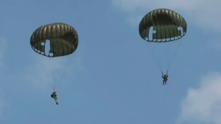Belgische vrouw in levensgevaar na niet openklappen parachute