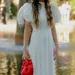 Vrouw in stijlvolle, elegante jurk.