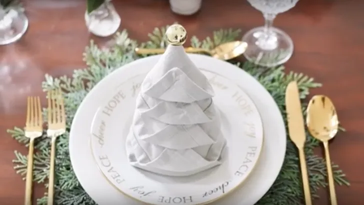 Maak je kersttafel nog feestelijker met deze servet-truc