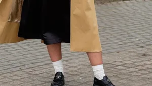 Vrouw met digner loafers aan.