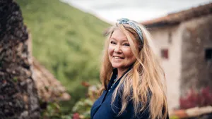 Een enorme verrassing in B&B Vol Liefde! Het programma introduceert onverwachts een negende B&B-eigenaar. Maak kennis met kasteelvrouw Mireille in Frankrijk.