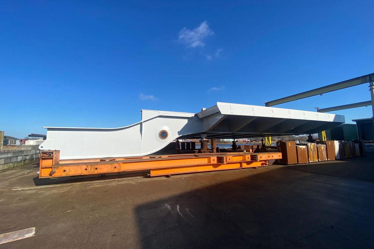 Nieuw brugdek van 300 ton rechtop over het water naar Amsterdam