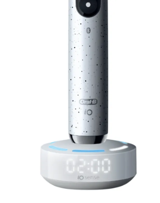 De iOsense Charger (iO 10) geeft live feedback over poetsduur en techniek, zonder dat je je smartphone hoeft te gebruiken.