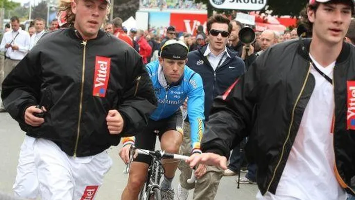 TOUR: Dit zijn de chaperons van de coureurs