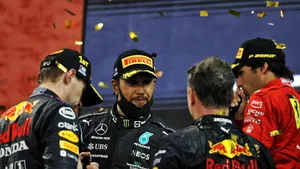 Hamilton ontkent Red Bull-sollicitatie: 'Compleet onwaar'