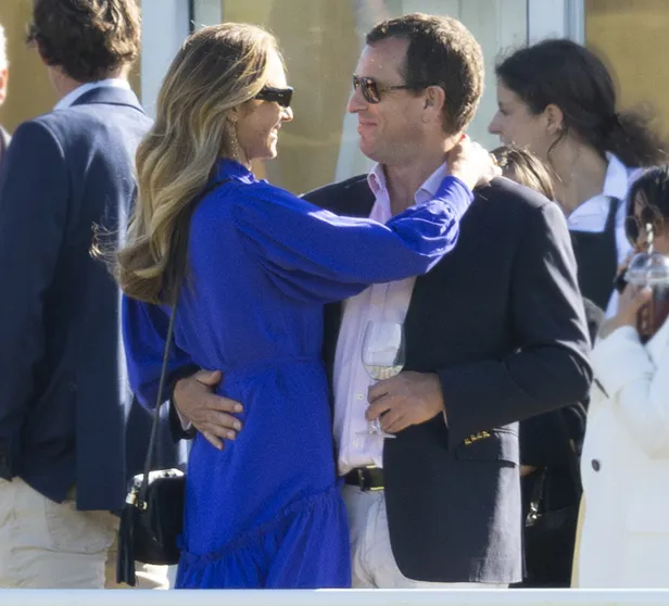 Peter Phillips, de oudste zoon van prinses Anne, met Harriet Sperling bij het Gloucestershire Festival of Polo in juni 2024.