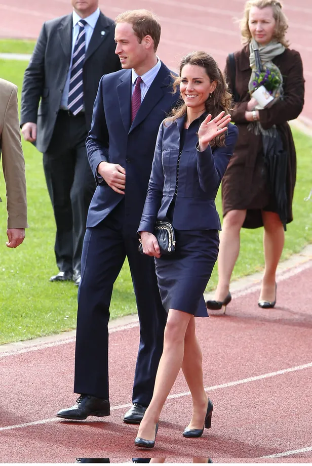 Prinses Kate in kokerrok april 2011 te Darwen.