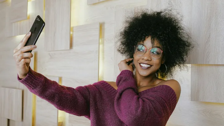 Vrouw die selfie maakt. – Zoveel foto's maken we gemiddeld