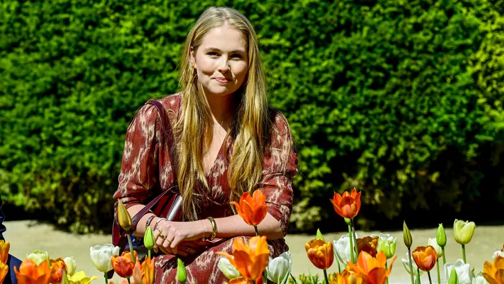 Prinses Amalia bij de onthulling van haar tulpentuin in Madrid