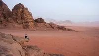 jordanie woestijn vrouw verliefd