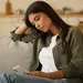 Eenzame vrouw alleen op de bank kijkt op telefoon - eenzaamheid