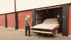 Zijn Dodge Charger bleef 30 jaar in de garage door zijn vrouw: op 96-jarige leeftijd restaureert hij hem eindelijk