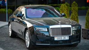 Rolls-Royce Ghost Extended met een gat in het dak kost alsnog een absoluut fortuin