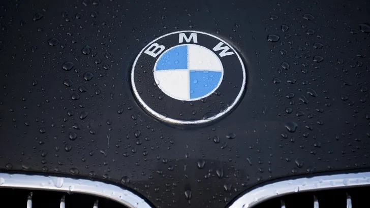 Zoon begraaft vader in gloednieuwe BMW