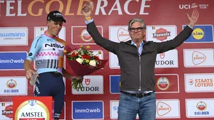 Leo van Vliet eist de aandacht op naast een renner op het podium in de Amstel Gold Race.