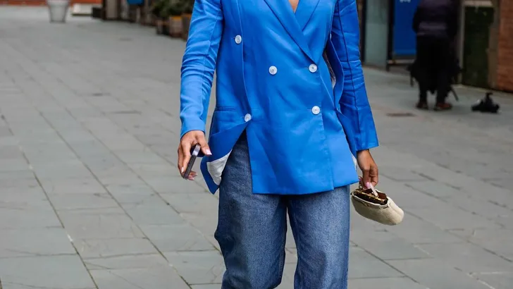 Vrouw met stijlvolle look.