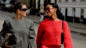 Vriendinnen aan het genieten van de zon in stijlvolle outfits.