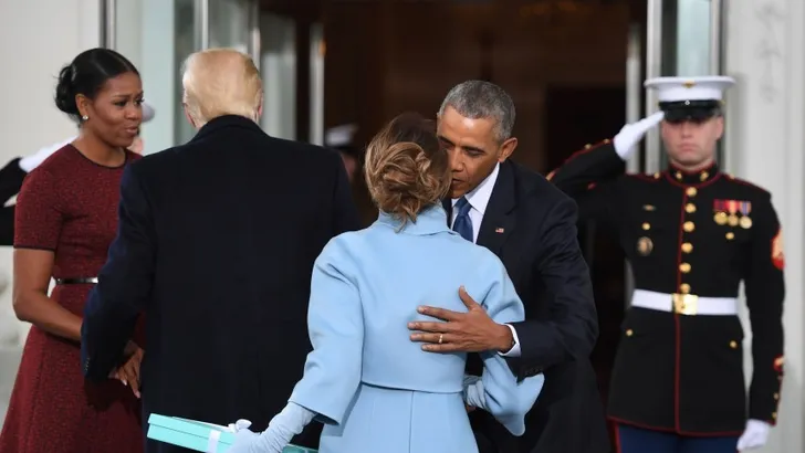 Oeps! Ongepaste foto van Obama en Melania gaat viral
