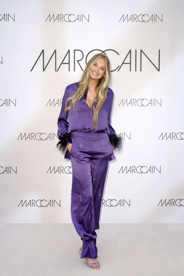 Romee Strijd in de feestelijk paarse set van Marc Cain 