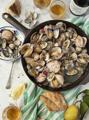 Schelpen uit de pan met Napolitaanse kruiden  