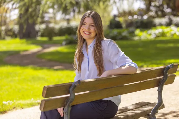 Prinses Sofía poseert voor haar 18e verjaardag in de tuinen van het Zarzuela-paleis.