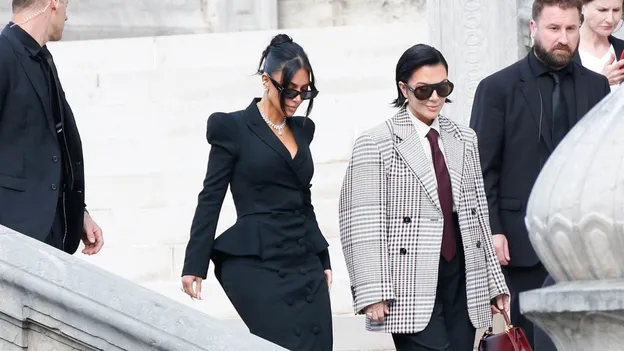 Kim Kardashian verlaat de rechtbank na de rechtszaak over de overval en ontvoering