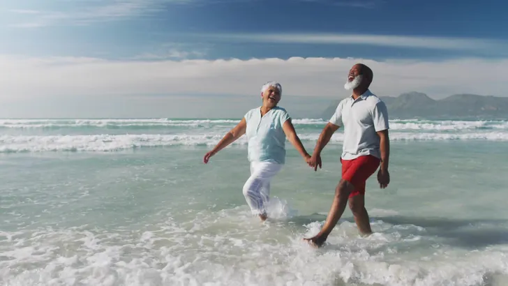 Gepensioneerden op het strand.