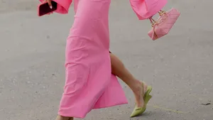 Vrouw met stijlvolle, kleurrijke skinny wedges aan.